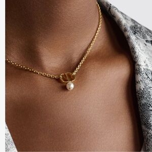 DIOR Petit CD Necklace
Gold-Finish Metal and White Resin Pearl